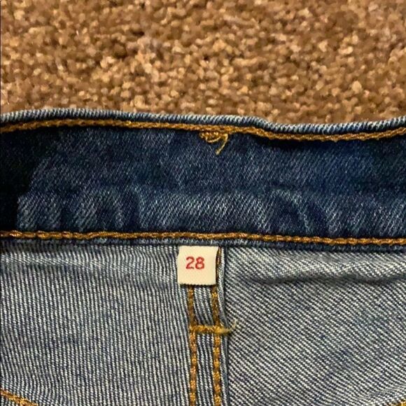 Levi Strauss high rise denim cuffed shorts. Size 28 - Picture 8 of 9